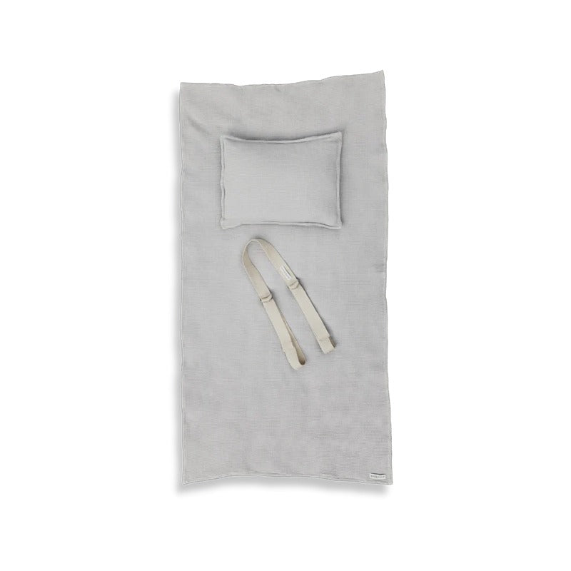 Ausgebreitetes Badesofa Strandsofa mit Kissen und Gurt – minimalistischer Komfort für den Strand.